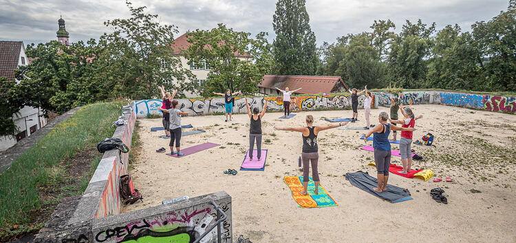 Yoga über den Dächern von Kirchheim. Foto: Carsten Riedl