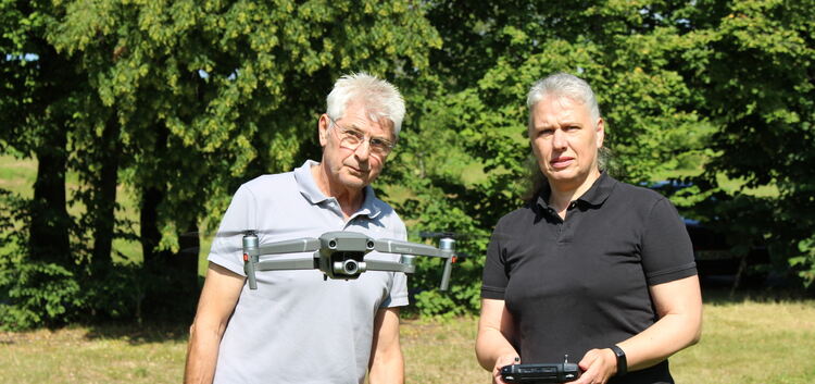 Mit ihrer Drohne haben Hubert Rau und Brigitte Wolff schon einige Rehkitze aufgespürt. Foto: Caroline Holowiecki