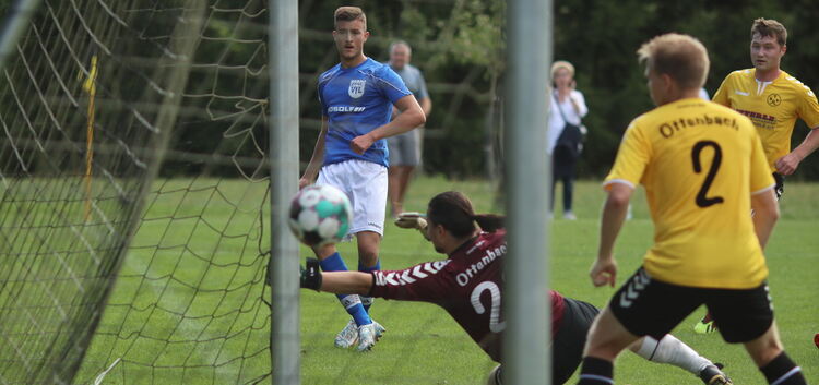 David Schmidt (blaues Trikot) versenkt den Ball aus spitzem Winkel zum 7:0. Der VfL Kirchheim lässt A-Ligist TSV Ottenbach im Be