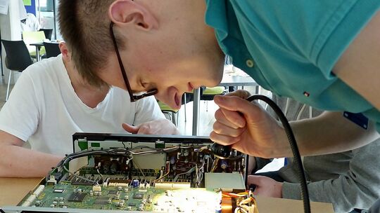 Elektronikgeräte oder Schmuck - im Repair Café im Rauner wird alles wieder gerichtet.Fotos: pr