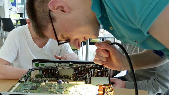 Elektronikgeräte oder Schmuck - im Repair Café im Rauner wird alles wieder gerichtet.Fotos: pr Elektronikgeräte oder Schmuck - im Repair Café im Rauner wird alles wieder gerichtet.Fotos: pr