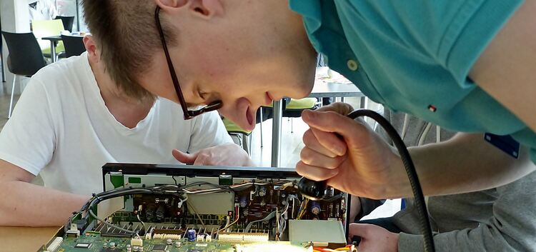 Elektronikgeräte oder Schmuck - im Repair Café im Rauner wird alles wieder gerichtet.Fotos: pr