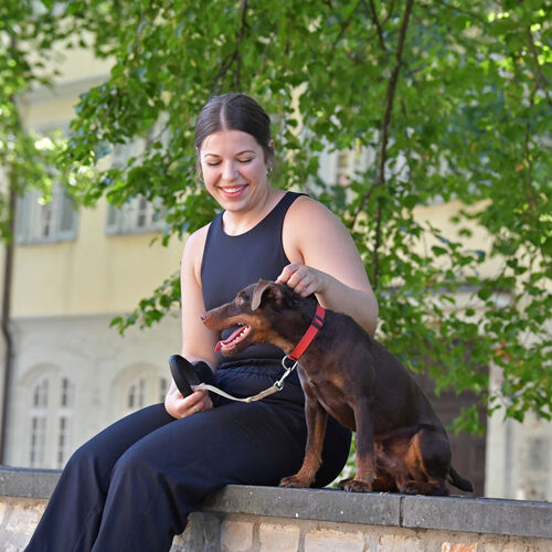Freund mit vier Pfoten: Valerie Keller hat ihre Angst vor Hunden mittlerweile überwunden.Foto: Markus Brändli