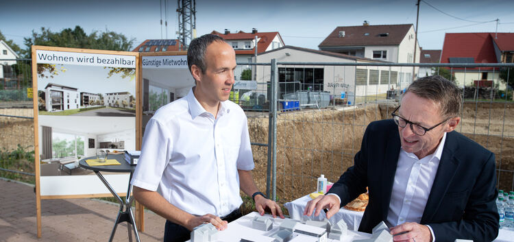 Weilheims Bürgermeister Johannes Züfle (links) und Birkenmaier-Geschäftsführer Hans-Peter Birkenmaier demonstrieren am Modell, w