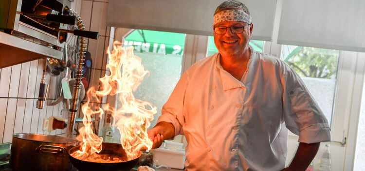 Feuer und Flamme für Gastronomie: Uli Hokenmaier hofft, dass sich nach Corona manches zum Besseren entwickelt. Foto: Markus Brän