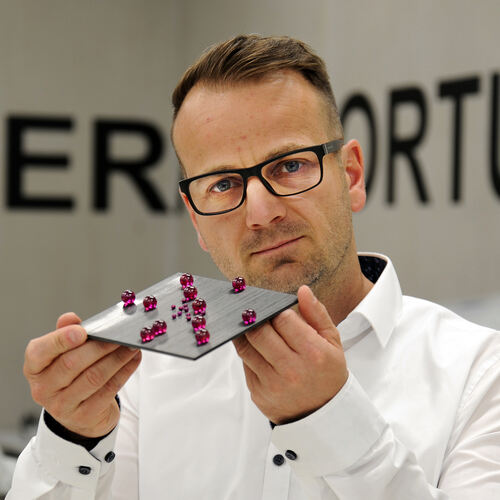 Timo Gökeler, Geschäftsführer von Goekeler Messtechnik, mit einer Kalibriereinheit für Computertomografen.  Foto: Andreas Kaier