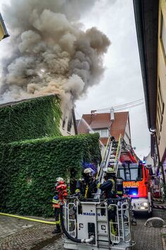 Beim Löschen des Brandes in der Metzgerstraße.