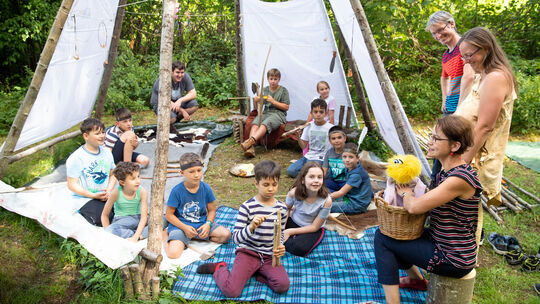 Egal ob Feuer machen, das eigene Besteck schnitzen, mit Pfeil und Bogen schießen oder vieles mehr - im Kinderferienprogramm ist