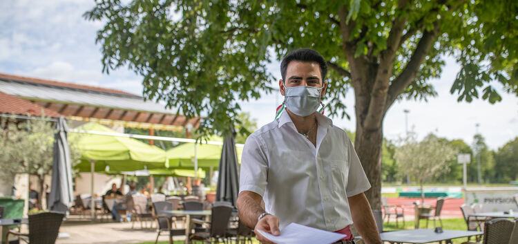 Für Wirt Alexander Giovane spielen die Hygienevorschriften im „Dolce Vita“ in Weilheim eine große Rolle. Foto: Carsten RIedl