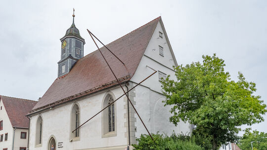 Das jüdische Museum befindet sich in der ehemaligen evangelischen Kirche direkt an der Durchfahrtsstraße nach Göppingen.