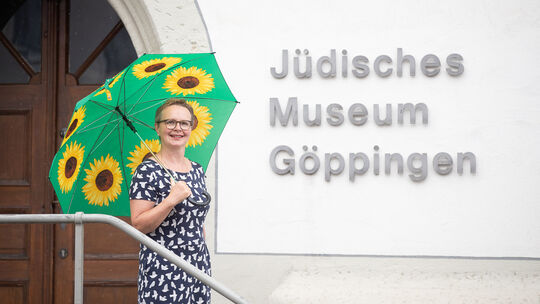 Christine Lipp-Wahl steht vor dem jüdischen Museum. Foto: Carsten Riedl