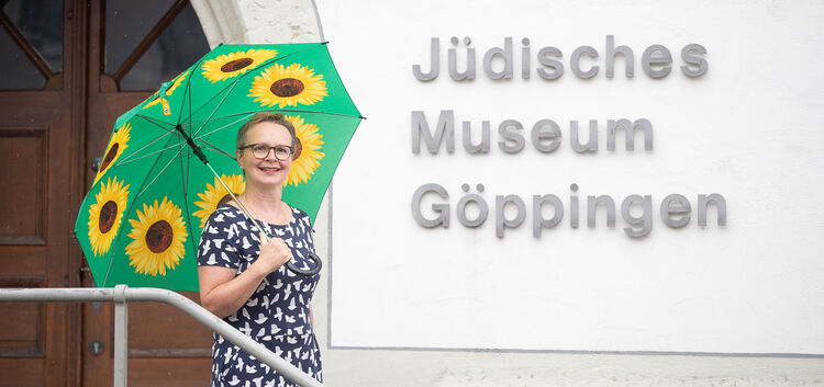 Christine Lipp-Wahl  steht vor dem jüdischen Museum. Foto: Carsten Riedl