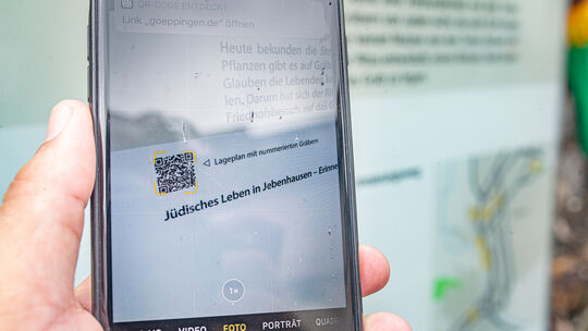 Wer den Erinnerungsweg besucht, sollte sein Handy mitnehmen. Der QR-Code an fünf Stelen führt zu neuen Erkenntnissen. Foto: Cars
