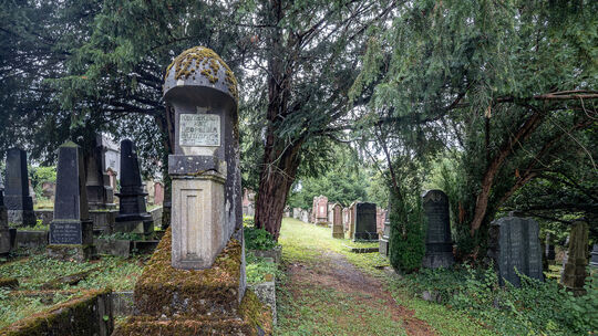 Der jüdische Friedhof, im Vordergrund links das ­Jugendstil-Grab des jüdischen Kommer­zienrates Leopold A. Gutmann. Foto: Carste
