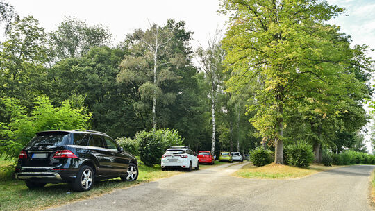 Mit dem Heiligsblechle wird bis direkt an den Maienwasen vorgefahren. Das dürfen auf dem Feldweg aber nur die Anlieger. Foto: Ma Mit dem Heiligsblechle wird bis direkt an den Maienwasen vorgefahren. Das dürfen auf dem Feldweg aber nur die Anlieger. Foto: Ma