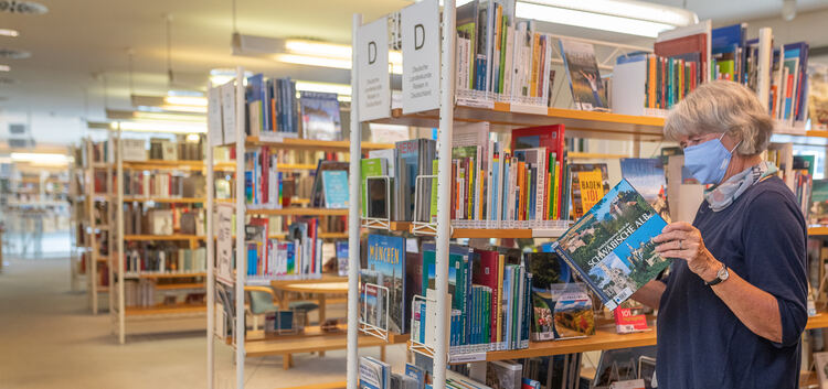 Ein Bücherei-Hit in diesem Sommer sind Deutschland-Reiseführer.Foto: Carsten Riedl