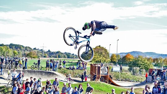 Bei der Einweihung des Kirchheimer Bikeparks ging es hoch her. Foto: Markus Brändli