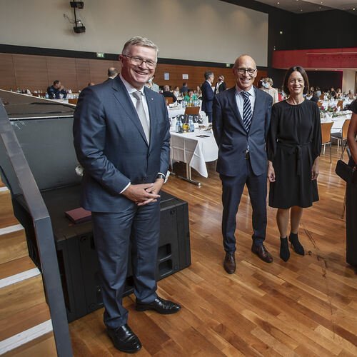 Verabschiedung des scheidenden und Begrüßung des neuen Chefarztes (von rechts): Dr. Florian Bopp, Katja Bopp, Andrea van Bergen,