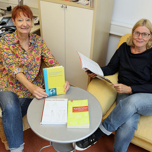Angelika Schönwald-Hutt und Katja Englert (von links) vom Kompass in Kirchheim wissen, wie man mit Kindern umgehen sollte, die s