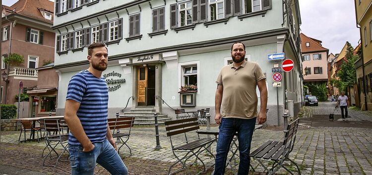 Dennis Hierl (links) und Chefkoch Kevin Lutz wollen im „Schwanen am Brauhaus“ neue Wege beschreiten.Foto: Roberto Bulgrion