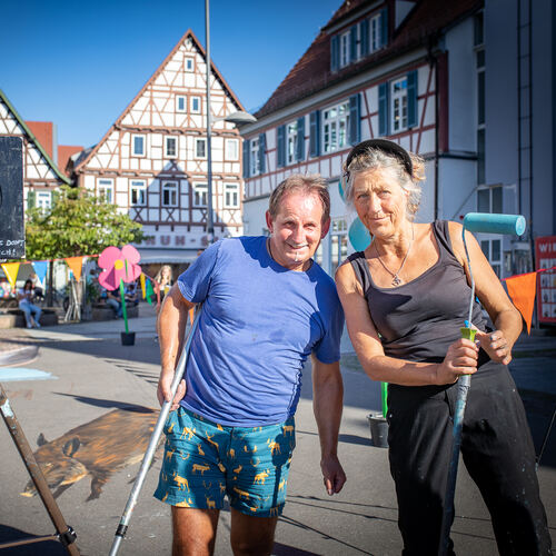 Gregor Wosik und Marion Rut­hardt kreieren auf dem Kirchheimer Marktplatz ein dreidimensionales Kunstwerk. Die Skizze zeigt, wie