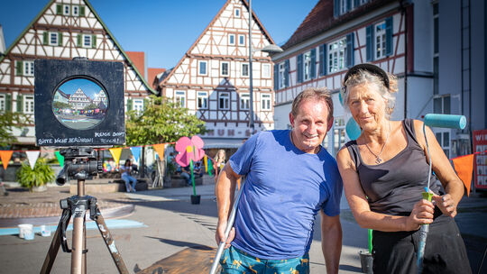 Gregor Wosik und Marion Rut­hardt kreieren auf dem Kirchheimer Marktplatz ein dreidimensionales Kunstwerk. Die Skizze zeigt, wie