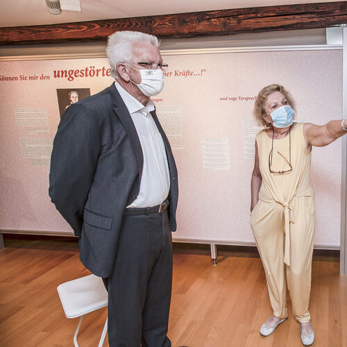 Museumsleiterin Wagner-Gnan führte Kretschmann durch die Ausstellung im Stadtmuseum. Foto: Jürgen Holzwarth