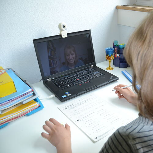 Lernbegleiter der Kinderstiftung helfen Schülern per Videokonferenz beim Lernen. Foto: pr