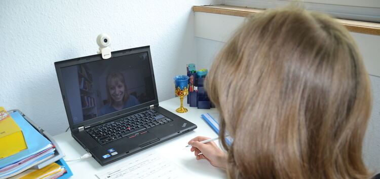 Lernbegleiter der Kinderstiftung helfen Schülern per Videokonferenz beim Lernen. Foto: pr