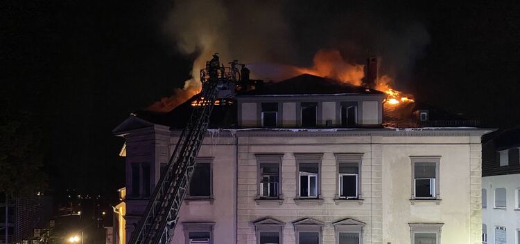 Das Dach des denkmalgeschützten Gebäudes stand in Flammen. Als Brandursache wird ein Küchenbrand im zweiten Obergeschoss vermute