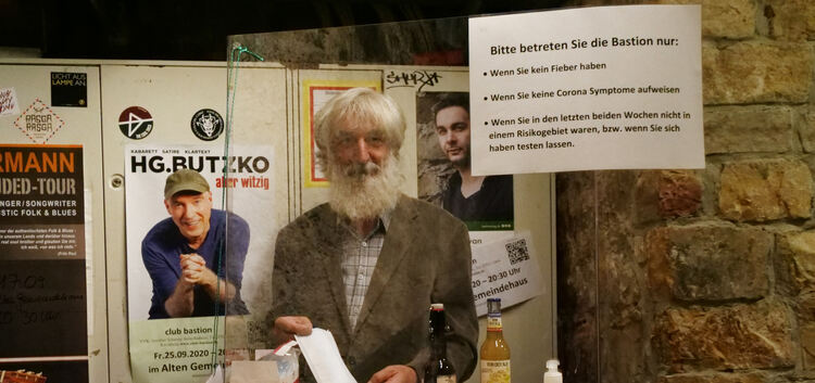 Bernhard Fischer und andere Bastioniken empfangen die Besucher hinter einer Plexiglasscheibe und mit Hygienehinweisen.Fotos: Gün