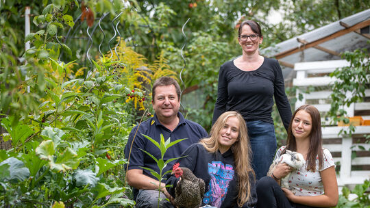 Olaf und Annette Essig überlegen sich oft gemeinsam mit ihren Kindern Laura und Natalie die Programmpunkte für die Gartenzwerge.