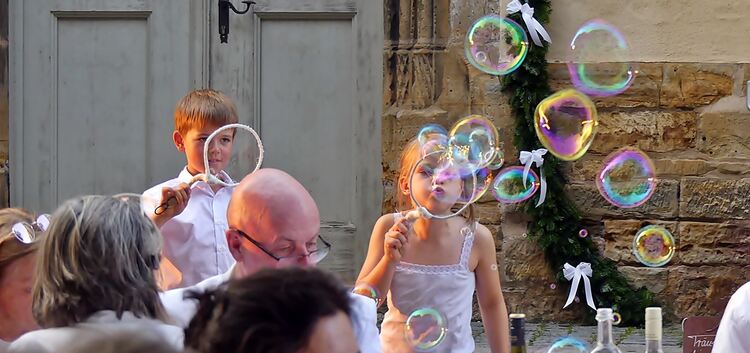 Spaß hatten die Kinder bei der Produktion von Riesenseifenblasen. Foto: Sabine Ackermann