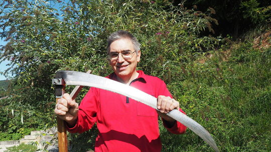 Bei den Dreharbeiten musste Sensenlehrer Heinz Wiedmann auf seine Brille verzichten.Foto: Heike Siegemund Bei den Dreharbeiten musste Sensenlehrer Heinz Wiedmann auf seine Brille verzichten.Foto: Heike Siegemund