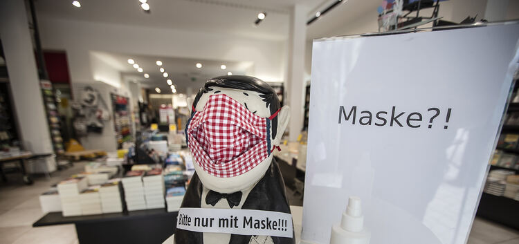 Freundliche Hinweisschilder, wie hier in der Buchhandlung Zimmermann, erinnern an die Maskenpflicht.