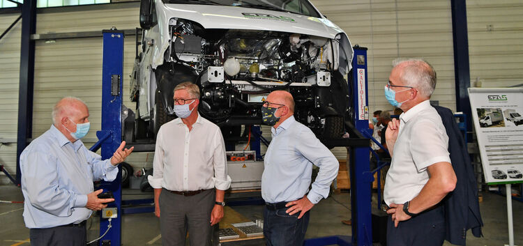 E-Antrieb für „Große:“ Firmenchef Reinhardt Ritter (links) erklärt Verkehrsminister Winfried Hermann (Zweiter von rechts) und de