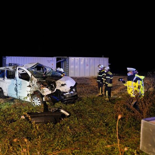 BAB 8 / Koengen: Unfall mit sechs verletzten Personen<br /><br />Vier Schwer- und zwei Leichtverletzte forderte ein Verkehrsunfa
