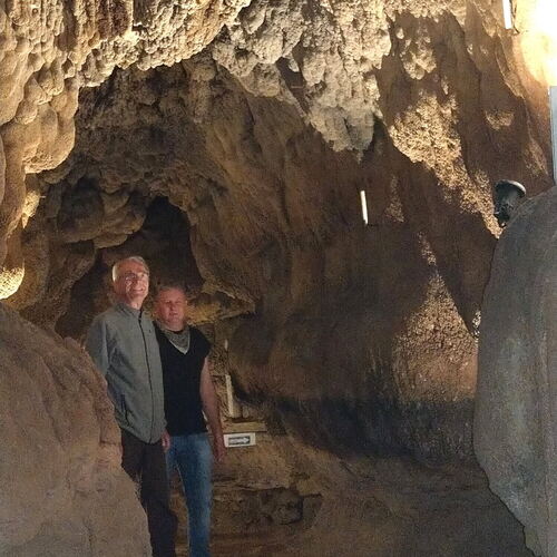 Walter Saur (links) und Frank Schüler sind Experten für die Olgahöhle in Honau.Foto: Gabriele Böhm