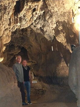 Walter Saur (links) und Frank Schüler sind Experten für die Olgahöhle in Honau.Foto: Gabriele Böhm