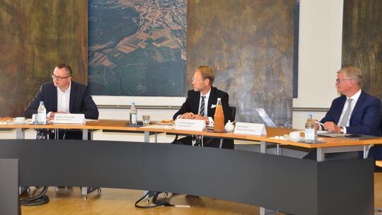 Der Grünen-Landtagsabgeordnete Andreas Schwarz im Gespräch mit Staatssekretär Dr. Florian Stegmann und dem Esslinger Landrat Hei