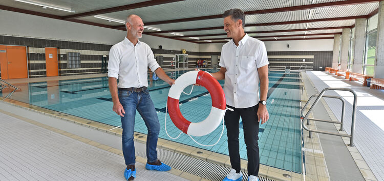 Pascal Bader (links) und Rainer Haußmann überzeugen sich von der Qualität des sanierten Dettinger Hallenbads. Seit Montag steht