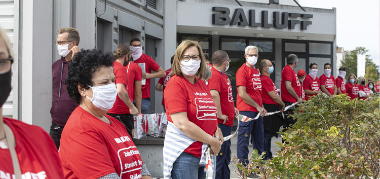 Mitarbeiter der Firma Balluff bilden eine Solidaritätskette. Foto: Horst Rudel