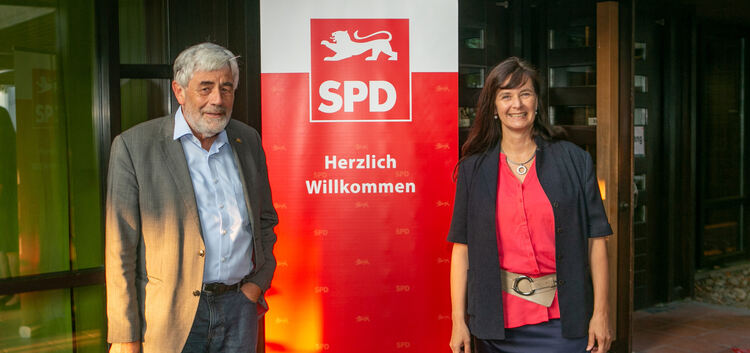 Sie halten die rote Fahne der SPD im Wahlkreis Kirchheim bei der Landtagswahl  hoch: Erstkandidat  Andreas Kenner und Zweitkandi