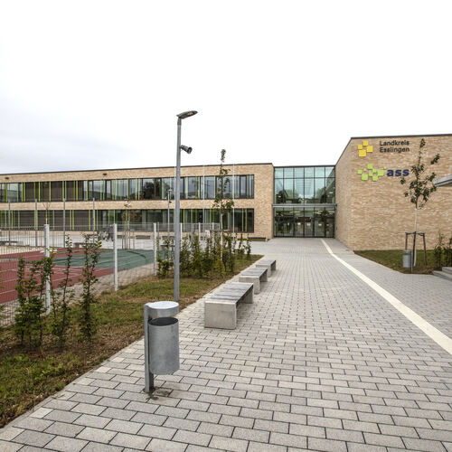 Die neue Albert-Schäffle-Schule bietet eine offene Architektur und großzügige Außenflächen.