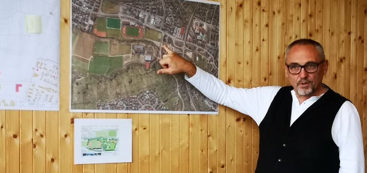 Vom Freibad bis zu den VfL-Tennisplätzen: Bürgermeister Günter Riemer erklärt den geplanten Sportpark. Foto: Helge Waider