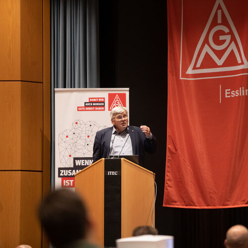 Der Bundesvorsitzende der IG Metall, Jörg Hofmann, freut sich nach Wochen der „Zoom-Konferenzen“, wieder vor Publikum sprechen z