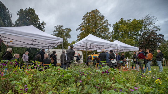 Die Vernissage der Ausstellung „daheim“ von Hans Pfrommer fand im Freien im Bürgerpark statt.