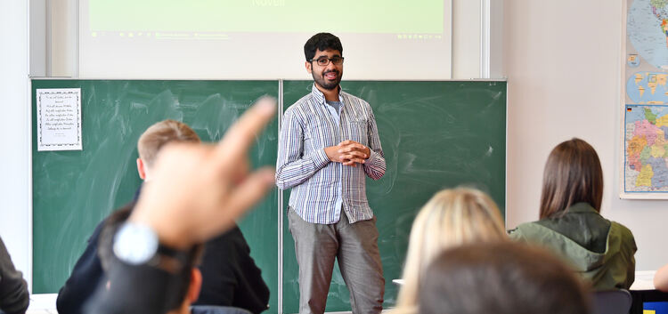 Der Journalist kommt mit den Schülern der Klasse 10b ins Gespräch.Foto: Markus Brändli