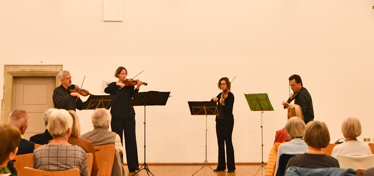 Konzentriert spielten die Musiker die barocken Kompositionen.  Foto: Markus Brändli