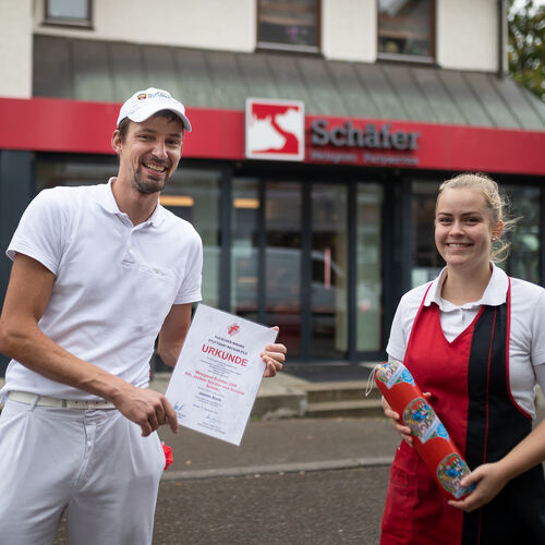 Stolzer Chef: Jochen Schäfer freut sich mit seiner „Azubine“ Jasmin Kuch über ihren Erfolg. Foto: Carsten Riedl